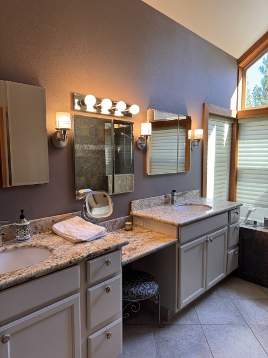 Primary bathroom at Hollyhock House